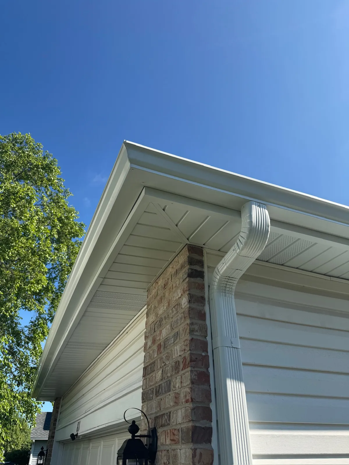 Seamless aluminum gutter and downspout on a white fascia